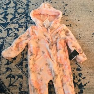 Baby 0-3 clothes new, with tag.